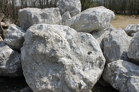 Kamenclub.ru: Мраморизированный известняк фр.500-1500 мм.  купить в Коломне    10000 руб/т   фото КАМЕНЬ КЛУБ