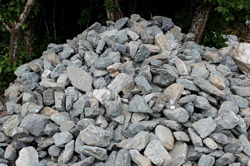 Kamenclub.ru: Гранит скальник (серо-зеленый) фр. 100-500 мм.  купить в Коломне гранит зеленый, серый, салатовый крупный ландшафтный валун 6 000 руб/т   фото КАМЕНЬ КЛУБ