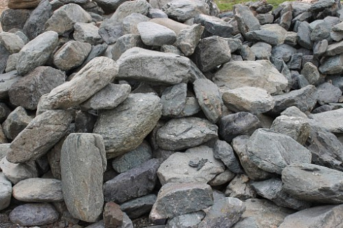 Kamenclub.ru: Гранит скальник (серо-зеленый) фр. 100-500 мм.  купить в Коломне гранит зеленый, серый, салатовый крупный ландшафтный валун 6 000 руб/т   фото КАМЕНЬ КЛУБ