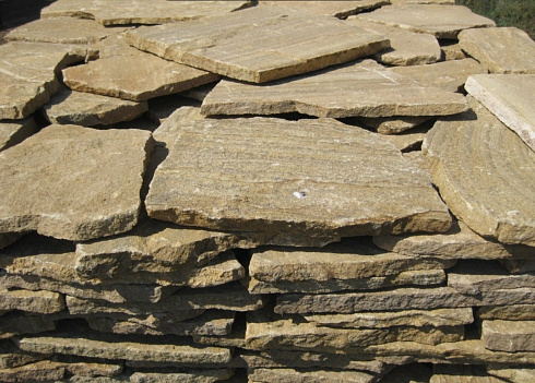 Kamenclub.ru: Песчаник пластушка желтый с рисунком (3 см)  купить в Коломне песчаник желтый с рисунком, рыжий, желтый песчаник пластушка ландшафтная рваная 8 500 руб/м3   фото КАМЕНЬ КЛУБ