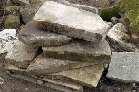 Kamenclub.ru: Песчаник плиты - плахи - пошаговые дорожки (фр. 70-150 мм)  купить в Коломне песчаник серый бежевый желтый зеленый колотый песчаник строительный 6500 руб/т   фото КАМЕНЬ КЛУБ