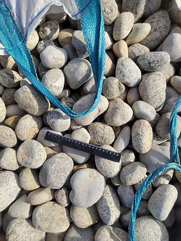 Kamenclub.ru: Галька речная окат (серо-белая) фр. 70-120 мм купить  в Коломне галька галечник бело-серая, серо-белая, серая, белая речная природная галька  8000 руб/т   фото КАМЕНЬ КЛУБ