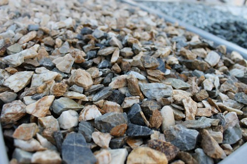 Kamenclub.ru: Мраморная крошка (щебень крошка медовый), фр. 10-20 мм.  купить в Коломне песчаник бежевый, серый каменная ландшафтная крошка  12000 руб/т   фото КАМЕНЬ КЛУБ