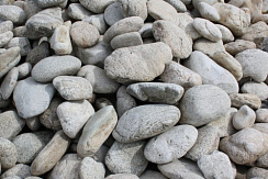 Kamenclub.ru: Бело-серый валунчик фр.100-300 мм.  купить в Коломне крупный камень для ландшафта серый, белый бело-серый валун крупная галька 4500 руб/т   фото КАМЕНЬ КЛУБ