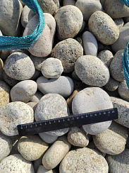 Kamenclub.ru: Галька речная окат (серо-белая) фр. 70-120 мм купить  в Коломне галька галечник бело-серая, серо-белая, серая, белая речная природная галька  8000 руб/т   фото КАМЕНЬ КЛУБ