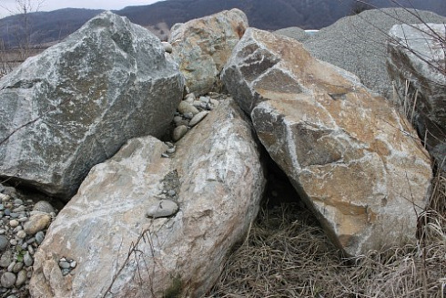 Kamenclub.ru: Гранит скальник (серо-зеленый) фр. 500-1500 мм.  купить в Коломне гранит мрамор  серый зеленый темно-серый глыба скальная колотая ландшафтная 7 500 руб/т   фото КАМЕНЬ КЛУБ