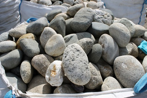 Kamenclub.ru: Речной валун (Ассорти) фр.100-300 мм.  купить в Коломне галечник серый, темно-серый, светло-серый речная галька крупных размеров 4200 руб/т   фото КАМЕНЬ КЛУБ