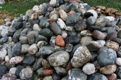 Kamenclub.ru: Ландшафтные валунчики фр.100-500 мм.  купить в Коломне крупный природный камень серый, темно-серый, светло-серый речной валун крупный 4800 руб/т   фото КАМЕНЬ КЛУБ