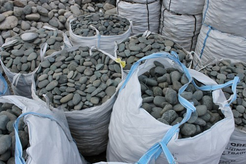 Kamenclub.ru: Темно-серый валунчик фр.100-300 мм.  купить в Коломне крупный природный камень серый, темно-серый, светло-серый речная галька большого размера окатанная 4500 руб/т   фото КАМЕНЬ КЛУБ