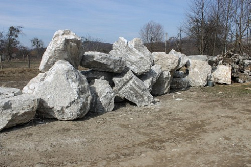 Kamenclub.ru: Мраморизированный известняк фр.500-1500 мм.  купить в Коломне    10000 руб/т   фото КАМЕНЬ КЛУБ