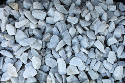 Kamenclub.ru: Мраморная крошка, щебень, цвет-белый, фр. 3-5 мм.  купить в Коломне мрамор белый молочный бежевый мрамор колотый 11500 руб/т   фото КАМЕНЬ КЛУБ