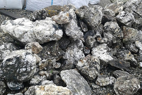 Kamenclub.ru: Черный гранит - кварцит фр. 100-500 мм.  купить в Коломне мрамор гранит черный с белыми прожилками, серый, белый валун скальный колотый 7000 руб/т   фото КАМЕНЬ КЛУБ