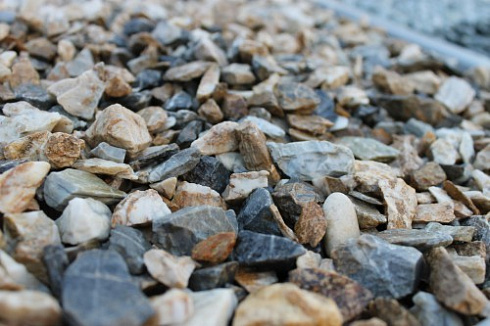 Kamenclub.ru: Мраморная крошка (щебень крошка медовый), фр. 10-20 мм.  купить в Коломне песчаник бежевый, серый каменная ландшафтная крошка  12000 руб/т   фото КАМЕНЬ КЛУБ