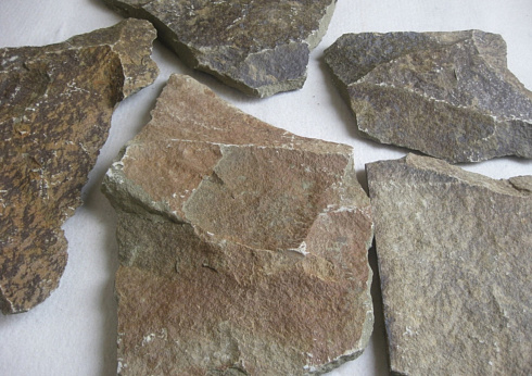 Kamenclub.ru: Песчаник пластушка "фонтанка" серо-зеленая (3,0-5,0 см)  купить в Коломне песчаник серо-зеленая колотые плитки облицовочные пластушки 11400 руб/м3   фото КАМЕНЬ КЛУБ