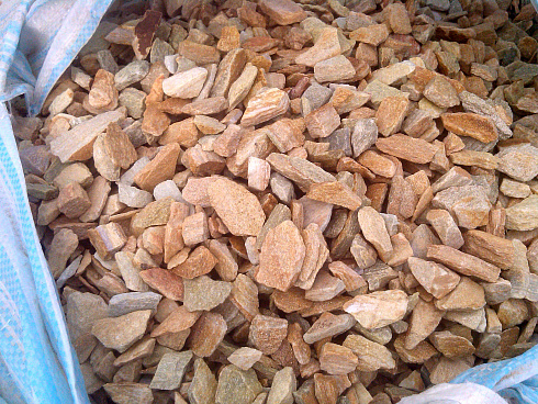 Kamenclub.ru: Щебень крошка желтый (ЗЛАТОЛИТ) фр. 10-20 мм.  купить в Коломне златолит бежевый, золотистый, желтый каменная декоративная крошка щебня златолита 10800 руб/т   фото КАМЕНЬ КЛУБ