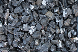 Kamenclub.ru: Щебень крошка черный (мрамор) фр. 20-40 мм.  купить в Коломне мрамор черный с белыми прожилками мраморная каменная крошка 11000 руб/т   фото КАМЕНЬ КЛУБ