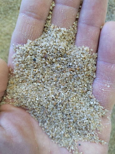 Кварцевый песок для площадок фр. 0,6-1,2 мм.  купить в Коломне фото Камень Клуб