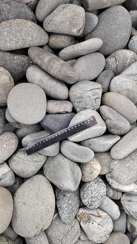 Kamenclub.ru: Галька речная окат (темно-серая) фр. 70-150 мм. купить  в Коломне галька речная темно-серая, синяя, серая речная галька округлая  8000 руб/т   фото КАМЕНЬ КЛУБ