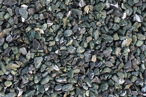 Kamenclub.ru: Мраморная крошка (щебень галтованный микс:зеленый-черный) фр.10-20 мм.  купить в Коломне мрамор зеленый, черный декоративные ландшафтные окатанные округлые камни щебня 14500 руб/т   фото КАМЕНЬ КЛУБ