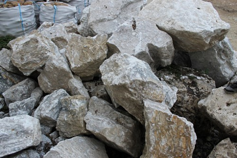 Kamenclub.ru: Мраморизированный известняк фр. 100-500 мм.  купить в Коломне известняк серый белый темно-серый сероватый валун природного образования окатанный 10500 руб/т   фото КАМЕНЬ КЛУБ