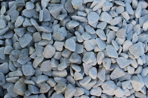 Kamenclub.ru: Мраморная крошка (щебень галтованный белый), фр.20-40 мм.  купить в Коломне мрамор белый бежевый молочный мраморный щебень декоративный 17000 руб/т   фото КАМЕНЬ КЛУБ