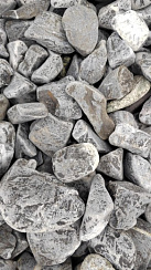 Kamenclub.ru: Щебень галтованный черный (мрамор) фр.40-70 мм.  купить в Коломне мрамор черный с белыми прожилками, черный, белый щебень галтованный округлый 13500 руб/т   фото КАМЕНЬ КЛУБ