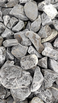 Kamenclub.ru: Щебень галтованный черный (мрамор) фр.40-70 мм.  купить в Коломне мрамор черный с белыми прожилками, черный, белый щебень галтованный округлый 13500 руб/т   фото КАМЕНЬ КЛУБ