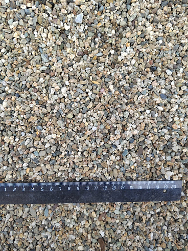 Kamenclub.ru: Галька речная окат (серая) фр.3-5 мм купить  в Коломне галька речная серая бежевый темно-серый окатанный речной камень округлый 9500 руб/т   фото КАМЕНЬ КЛУБ