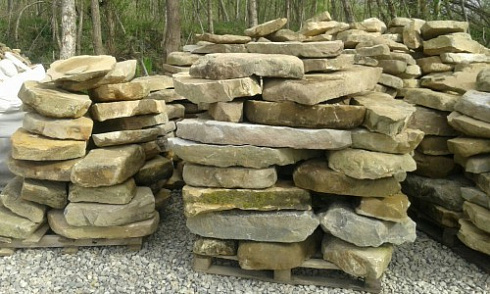 Kamenclub.ru: Песчаник плиты - плахи - пошаговые дорожки (фр. 70-150 мм)  купить в Коломне песчаник серый бежевый желтый зеленый колотый песчаник строительный 6500 руб/т   фото КАМЕНЬ КЛУБ