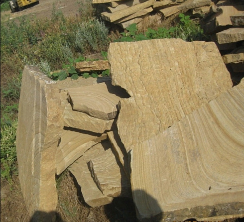 Kamenclub.ru: Форматный камень (плаха) пошаговая дорожка от 70-150 см (4 -12 см)  купить в Коломне плитняк  форматный плаха желтый песчаник 9 000 руб/т   фото КАМЕНЬ КЛУБ