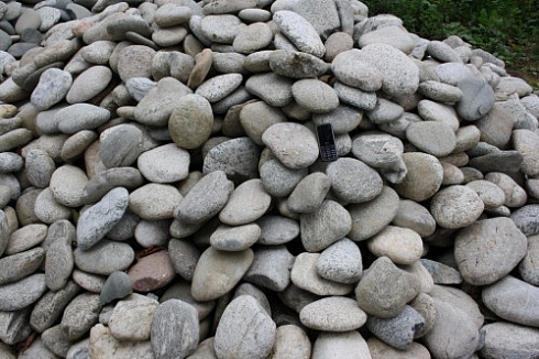 Kamenclub.ru: Галька речная плоская (бело-серая) фр. 100-200-300 мм. купить  в Коломне галька речная плоская серый, белый, бело-серый, серо-белый речная галька плоская  9000 руб/т   фото КАМЕНЬ КЛУБ