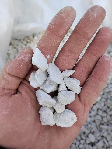 Kamenclub.ru: Мраморная крошка, щебень, цвет-белый, фр. 10-20 мм.  купить в Коломне мрамор белый, молочный айвори каменная ландшафтная декоративная крошка шебня 12000 руб/т   фото КАМЕНЬ КЛУБ