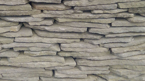 Kamenclub.ru: Песчаник пластушка светло-серый (2,0 см)  купить в Коломне плитняк- ластушка светло-серый, серый рваный ландшафтный плитняк колотый 13800 руб/м3   фото КАМЕНЬ КЛУБ