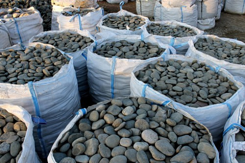 Kamenclub.ru: Галька речная плоская (темно-серая) фр. 100-200-300 мм. купить  в Коломне галька речная плоская темно-серый, серый, синий речной галечник плоский 9000 руб/т   фото КАМЕНЬ КЛУБ