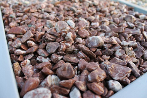 Kamenclub.ru: Мраморная крошка (щебень галтованный розовый) фр.10-20 мм.  купить в Коломне мрамор розовый, красный ландшафтный декоративный окатанный округлый щебень 15000 руб/т   фото КАМЕНЬ КЛУБ