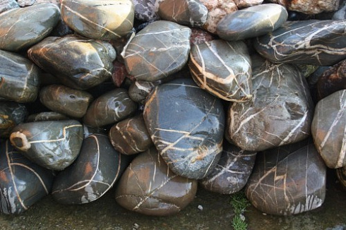 Kamenclub.ru: Валунчик Паутинник фр.100-300 мм  купить в Коломне крупный природный камень галечник темно-серый с прожилками белый черный речной валунчик 5000 руб/т   фото КАМЕНЬ КЛУБ