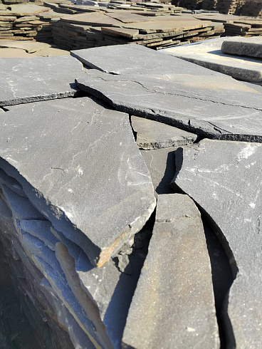 Kamenclub.ru: Песчаник пластушка светло-серый (2,0 см)  купить в Коломне плитняк- ластушка светло-серый, серый рваный ландшафтный плитняк колотый 13800 руб/м3   фото КАМЕНЬ КЛУБ