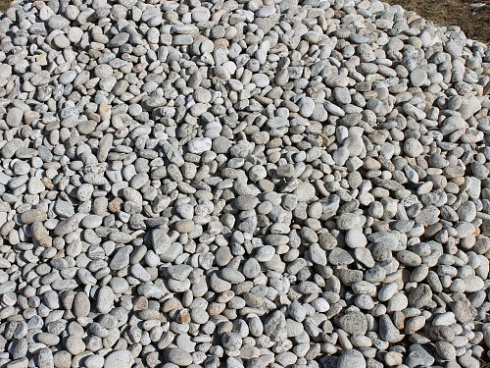 Kamenclub.ru: Галька речная окат (серо-белая) фр. 70-120 мм купить  в Коломне галька галечник бело-серая, серо-белая, серая, белая речная природная галька  8000 руб/т   фото КАМЕНЬ КЛУБ