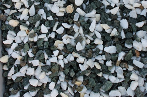 Kamenclub.ru: Мраморная крошка (щебень крошка микс : белый-черный-розовый) фр. 3-5 мм.  купить в Коломне мрамор белый, черный, розовый, разноцветный мраморная каменная крошка декорвтивная 12000 руб/т   фото КАМЕНЬ КЛУБ