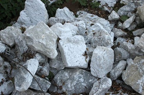 Kamenclub.ru: Мраморизированный известняк фр. 100-500 мм.  купить в Коломне известняк серый белый темно-серый сероватый валун природного образования окатанный 10500 руб/т   фото КАМЕНЬ КЛУБ