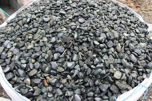 Kamenclub.ru: Щебень галтованный зеленый (змеевик) фр. 20-40 мм.  купить в Коломне мрамор зеленый, салатовый оголтованный щебень мраморный 12500 руб/т   фото КАМЕНЬ КЛУБ