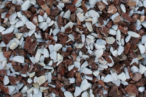 Kamenclub.ru: Мраморная крошка (щебень крошка микс: белый-розовый) фр. 10-20 мм.  купить в Коломне мрамор белый, розовый каменный декоративный ландшафтный щебень 12000 руб/т   фото КАМЕНЬ КЛУБ