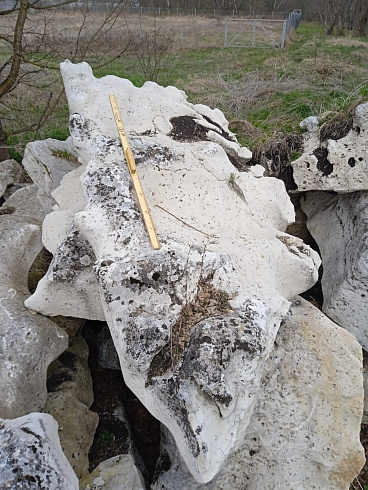 Kamenclub.ru: Выветренный известняк (степной) фр. 500-1500 мм.  купить в Коломне    10000 руб/т   фото КАМЕНЬ КЛУБ