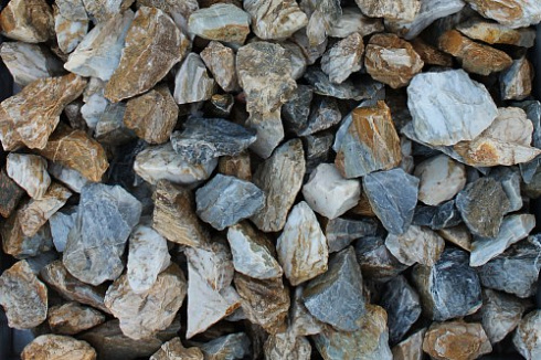 Kamenclub.ru: Мраморная крошка (щебень крошка медовый) фр. 20-40 мм.  купить в Коломне мрамор бежевый рыжий желтый ландшафтная мраморная крошка 12000 руб/т   фото КАМЕНЬ КЛУБ