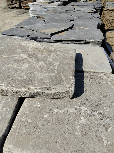 Kamenclub.ru: Песчаник пластушка галтованная светло-серая (3,0 см)  купить в Коломне песчаник светло-серый, серый ландшафтный камень рваный колотый 21000 руб/м3   фото КАМЕНЬ КЛУБ