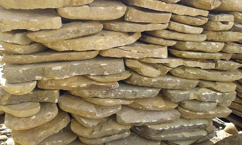 Kamenclub.ru: Песчаник колотый для облицовки (фр. 2-3 см)  купить в Коломне песчаник бежевый серый рыжий песчаник строительный 5000 руб/т   фото КАМЕНЬ КЛУБ