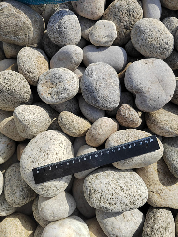 Kamenclub.ru: Галька речная окат (серо-белая) фр. 70-120 мм купить  в Коломне галька галечник бело-серая, серо-белая, серая, белая речная природная галька  8000 руб/т   фото КАМЕНЬ КЛУБ