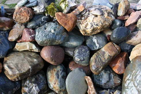 Kamenclub.ru: Ландшафтные валунчики фр.100-500 мм.  купить в Коломне крупный природный камень серый, темно-серый, светло-серый речной валун крупный 4800 руб/т   фото КАМЕНЬ КЛУБ