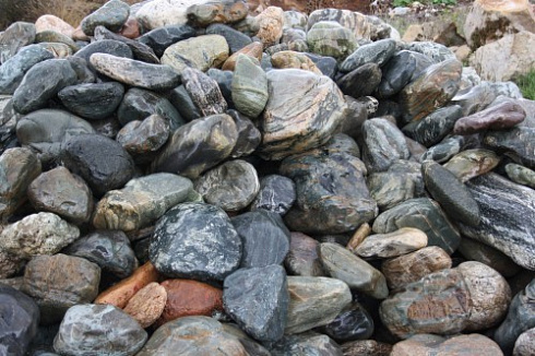 Kamenclub.ru: Ландшафтные валунчики фр.100-500 мм.  купить в Коломне крупный природный камень серый, темно-серый, светло-серый речной валун крупный 4800 руб/т   фото КАМЕНЬ КЛУБ