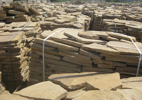 Kamenclub.ru: Песчаник пластушка желтый с рисунком (3 см)  купить в Коломне песчаник желтый с рисунком, рыжий, желтый песчаник пластушка ландшафтная рваная 8 500 руб/м3   фото КАМЕНЬ КЛУБ